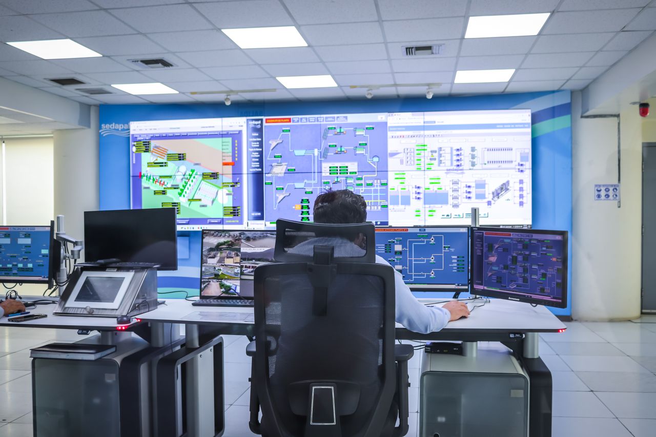 services-02 Operator in a modern control room managing technological systems in El Agustino, Lima.